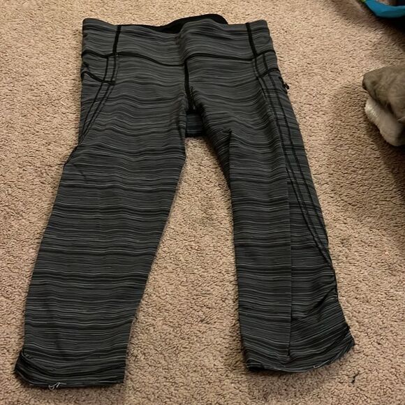 Lululemon cropped grey pants 6 - Picture 3 of 5